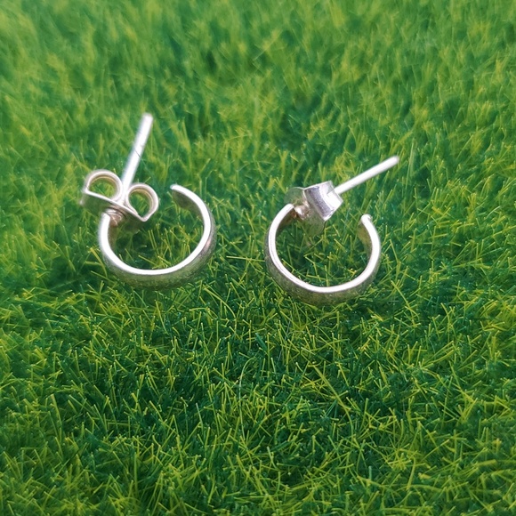 Dainty Silver Tone Hoop Earrings E1030 - Picture 2 of 3